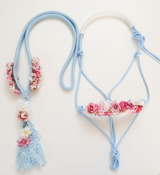 Halsring in Babyblau mit Blumen